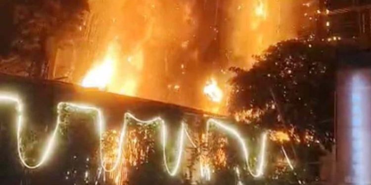 गाजियाबाद: इंदिरापुरम में 5 मंजिला इमारत में लगी भीषण आग, 19 परिवारों का किया गया रेस्क्यू