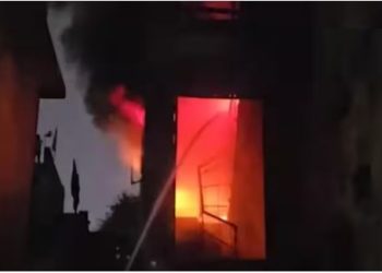 लखनऊ के अलीगंज में 3 मंजिला बिल्डिंग में लगी भीषण आग, छत का एक हिस्सा गिरा, 5 फायरमैन घायल