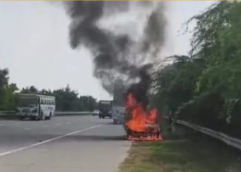 ग्रेटर नोएडा: यमुना एक्सप्रेसवे पर टक्कर के बाद कार में भीषण आग, चालक ने कूदकर बचाई जान