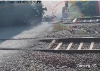 ग्रेटर नोएडा: रेलवे फाटक पार करते ही फिसली बाइक, ट्रैक पर गिरा युवक; ट्रेन से कटकर मौत…अगले महीने होनी थी शादी