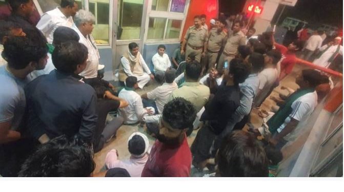 जेवर टोल प्लाजा पर टोल टैक्स को लेकर बवाल, टोल कर्मियों से कहासुनी के बाद हाथापाई