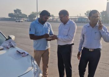 त्योहारों से पहले नोएडा में मिलावटखोरों पर एक्शन, 100 KG पनीर और 450 KG खोया नष्ट