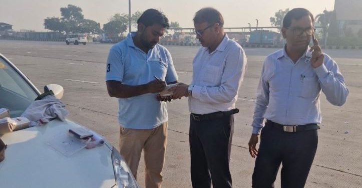 त्योहारों से पहले नोएडा में मिलावटखोरों पर एक्शन, 100 KG पनीर और 450 KG खोया नष्ट