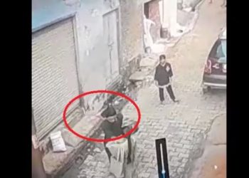 मेरठ: बीच सड़क किशोरी का दबाया गला, की छेड़छाड़… अब मांग रहा माफी