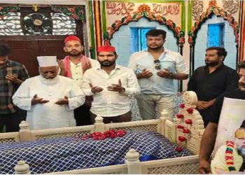 लखनऊ: प्रेमानंद महाराज के लिए मुसलमानों ने दरगाह पर चढ़ाई चादर, स्वस्थ होने की मांगी दुआ