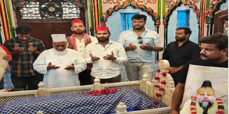 लखनऊ: प्रेमानंद महाराज के लिए मुसलमानों ने दरगाह पर चढ़ाई चादर, स्वस्थ होने की मांगी दुआ