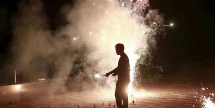 नोएडा: गिलास में पटाखा रखकर जला रहा था, तभी हुआ तेज धमाका, युवक की मौत