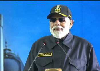 INS विक्रांत पर नौसैनिकों के बीच पीएम मोदी मना रहे दीवाली, बोले- मैं अपने परिवार के बीच हूं