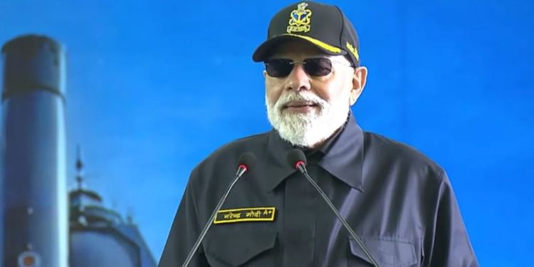 INS विक्रांत पर नौसैनिकों के बीच पीएम मोदी मना रहे दीवाली, बोले- मैं अपने परिवार के बीच हूं