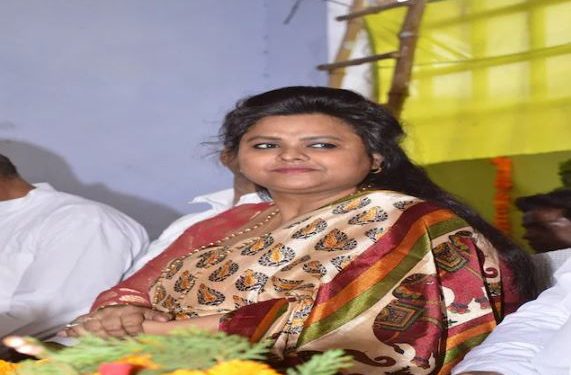 अलीगढ़ में बाइक शोरूम मालिक अभिषेक गुप्ता हत्याकांड की आरोपी महामंडलेश्वर पूजा शकुन पांडेय गिरफ्तार