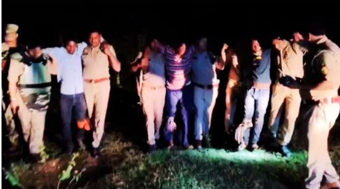 सोनभद्र में एनकाउंटर; जवाबी फायरिंग में पुलिस ने पैरों में मारी गोलियां, तीन बदमाश घायल