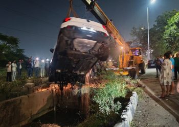 नोएडा में रौंग साईड से आ रही तेज रफ्तार कार नाले में गिरी, कड़ी मशक्कत के बाद हाइड्रा से निकाली गई