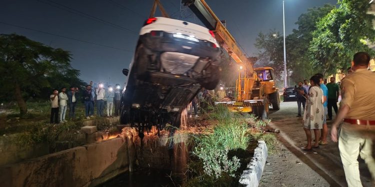 नोएडा में रौंग साईड से आ रही तेज रफ्तार कार नाले में गिरी, कड़ी मशक्कत के बाद हाइड्रा से निकाली गई