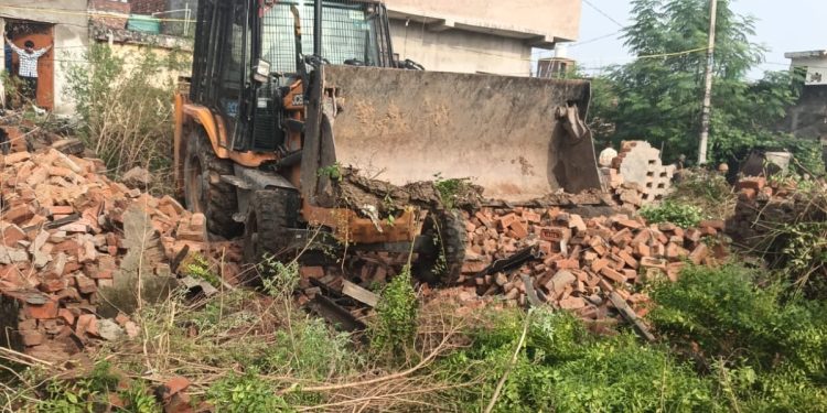 हैबतपुर के डूब क्षेत्र में चला ग्रेनो प्राधिकरण का बुल्डोजर, करीब 10,000 वर्ग मीटर जमीन को अतिक्रमण से मुक्त कराया