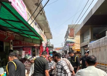 ग्रेटर नोएडा प्राधिकरण ने रोड किनारे कूड़ा फेंकने पर लगाया 1.13 लाख का जुर्माना