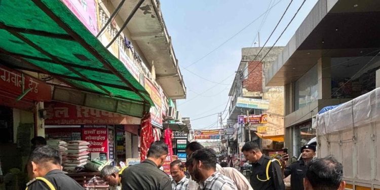 ग्रेटर नोएडा प्राधिकरण ने रोड किनारे कूड़ा फेंकने पर लगाया 1.13 लाख का जुर्माना