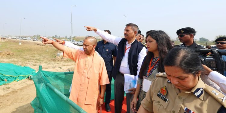सीएम योगी ने किया जेवर एयरपोर्ट का स्थलीय निरीक्षण, बोले – नोएडा इंटरनेशनल एयरपोर्ट बनेगा यूपी के विकास का प्रतीक