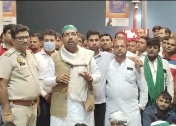 जेवर टोल पर किसानों का हंगामा, टोल कर्मियों पर बदसलूकी के आरोप; आधार कार्ड दिखाकर किसानों को टोल से मिले छूट–पवन खटाना