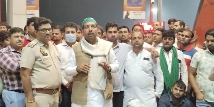 जेवर टोल पर किसानों का हंगामा, टोल कर्मियों पर बदसलूकी के आरोप; आधार कार्ड दिखाकर किसानों को टोल से मिले छूट–पवन खटाना