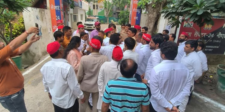 नोएडा में विवादित पोस्ट पर भड़के सपा कार्यकर्ता, थाने पर प्रदर्शन कर कार्रवाई की मांग
