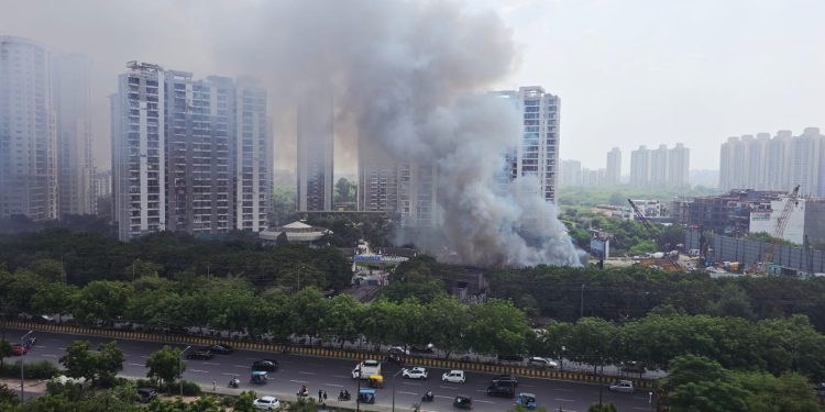 नोएडा की सोसायटी में लगी भीषण आग, चारों ओर फैला धुएं का गुबार