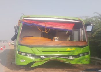 यमुना एक्सप्रेसवे पर अनियंत्रित होकर पलटी डबल डेकर बस, 14 लोग गंभीर रूप से घायल