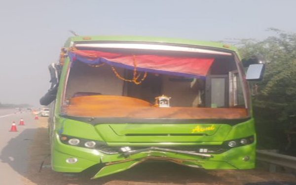 यमुना एक्सप्रेसवे पर अनियंत्रित होकर पलटी डबल डेकर बस, 14 लोग गंभीर रूप से घायल