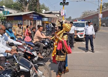 अमरोहा की सड़क पर उतरे ‘यमराज’, युवक को पहनाने लगे माला; कहा- अब तो चलना पड़ेगा मेरे साथ