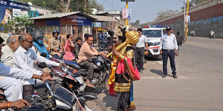 अमरोहा की सड़क पर उतरे ‘यमराज’, युवक को पहनाने लगे माला; कहा- अब तो चलना पड़ेगा मेरे साथ