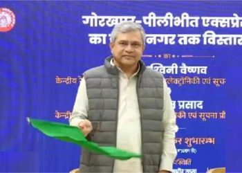 रेल मंत्री अश्विनी वैष्णव ने गोरखपुर-इज्जतनगर एक्सप्रेस को दिखाई हरी झंडी, इज्जतनगर तक चलेगी ये ट्रेन