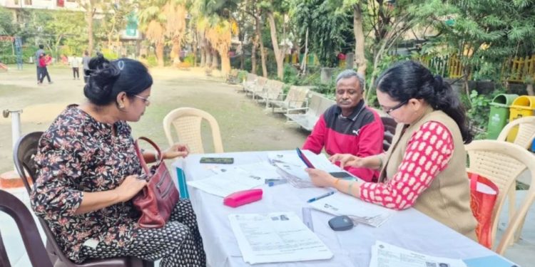 दोनों में से कोई एक काम हो पाएगा… नोएडा में टीचर ने दिया BLO पद से इस्तीफा