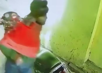 ऐसा चोर देखा क्या? अपनी वाली स्प्लेंडर बाइक छोड़ बुलेट ले गया, बुलंदशहर का Video