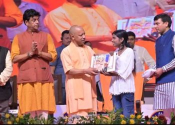 गोरखपुर में CM योगी बोले- स्मार्ट फोन से युवाओं में बढ़ रहा डिप्रेशन, अच्छी पुस्तकों में करें निवेश