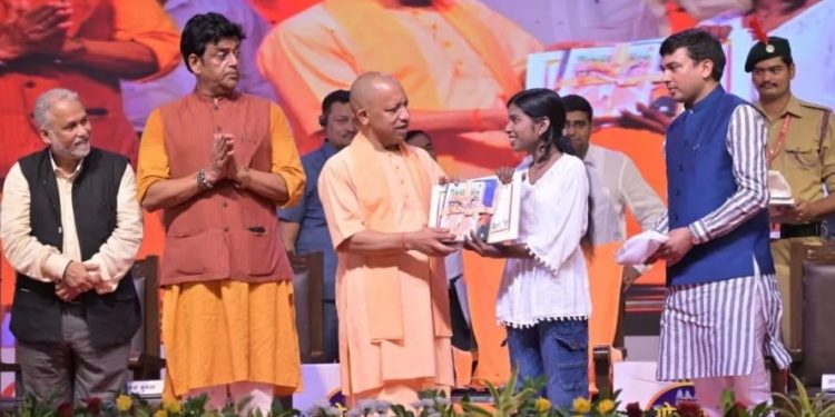 गोरखपुर में CM योगी बोले- स्मार्ट फोन से युवाओं में बढ़ रहा डिप्रेशन, अच्छी पुस्तकों में करें निवेश