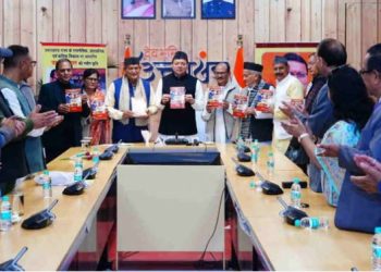 पुस्तक विमोचन पर बोले सीएम धामी, किताबें पढ़ने की आदत को बढ़ाएं, बुके नहीं बुक दें