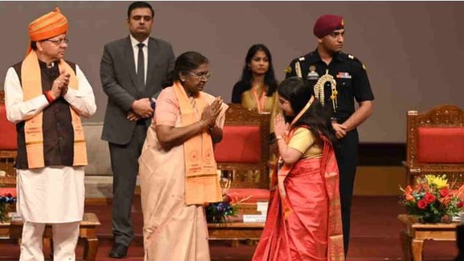 पतंजलि विवि के दीक्षांत समारोह में शामिल हुईं राष्ट्रपति, छात्र-छात्राओं को दिए मेडल