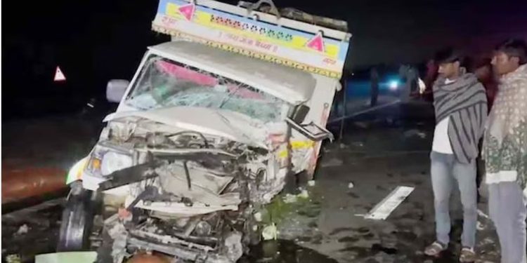गंगा एक्सप्रेसवे पर बोलेरो पिकअप और कार की टक्कर, छह लोगों की दर्दनाक मौत