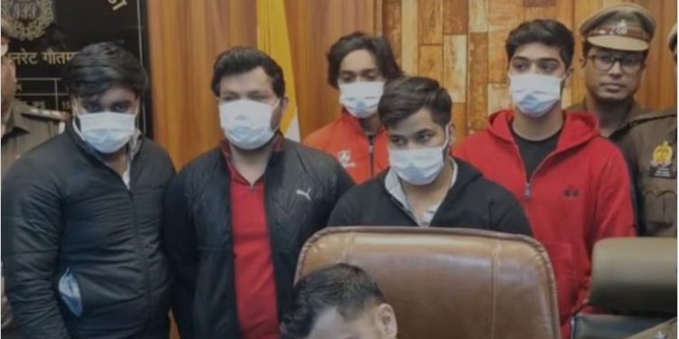 ग्रेटर नोएडा में अवैध हथियार फैक्ट्री का भंडाफोड़, तीन पिस्तौल और भारी मात्रा में कारतूस बरामद