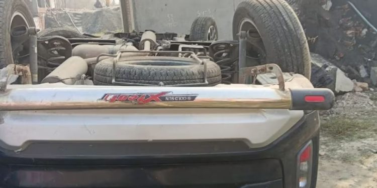 हाईवे से गिरी ब्रेजा कार, डॉक्टर की मौत: पलटी खाते हुए 20 मीटर दूर मंदिर से टकराई, एयरबैग खुले, लेकिन जान नहीं बची