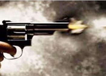 ग्रेटर नोएडा में दबंगों की फायरिंग… छात्रों की कारों पर चलाईं ताबड़तोड़ गोलियां, फैलाई दहशत