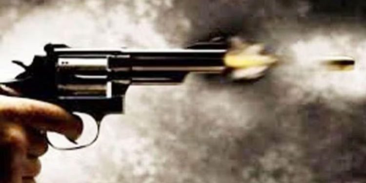 ग्रेटर नोएडा में दबंगों की फायरिंग… छात्रों की कारों पर चलाईं ताबड़तोड़ गोलियां, फैलाई दहशत