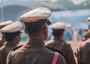 ललितपुर जेल के जेलर, डिप्टी जेलर और वार्डर सस्पेंड, बंदी के पास मोबाइल मिलने पर नप गए तीनों अधिकारी