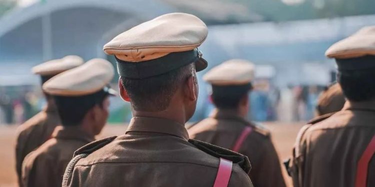 ललितपुर जेल के जेलर, डिप्टी जेलर और वार्डर सस्पेंड, बंदी के पास मोबाइल मिलने पर नप गए तीनों अधिकारी