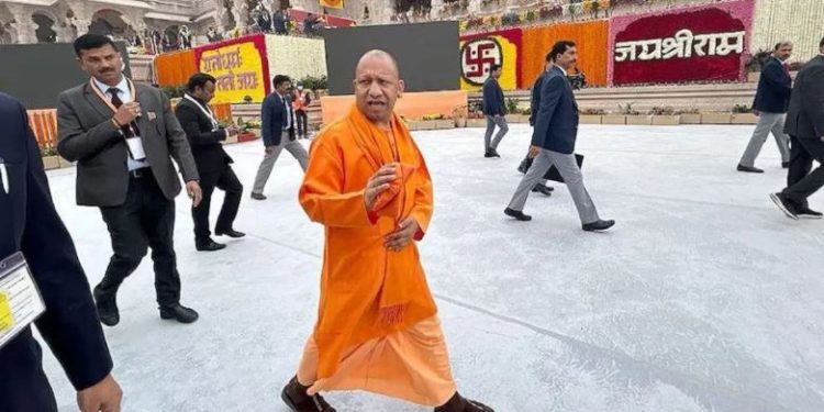 राम मंदिर में ध्वजारोहण से पहले अयोध्या पहुंचे CM योगी, तैयारियों का लिया जायजा