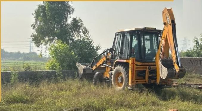 नोएडा में जमकर गरजा प्राधिकरण का बुलडोजर, अवैध निर्माण को ध्वस्त कर 40000 वर्गमीटर जमीन कराई मुक्त