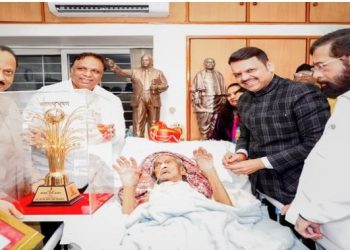 मूर्तिकार राम सुतार को सम्मानित करने के लिए खुद नोएडा आई महाराष्ट्र सरकार