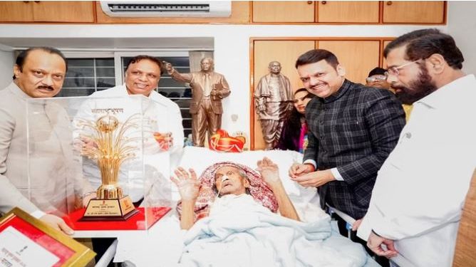 मूर्तिकार राम सुतार को सम्मानित करने के लिए खुद नोएडा आई महाराष्ट्र सरकार