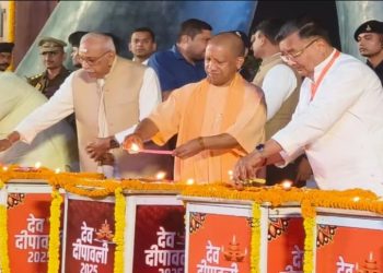 देव दीपावली पर काशी में दिव्य नजारा, सीएम योगी ने नमो घाट पर की शुरुआत, 15 लाख दीयों से जगमगाई नगरी
