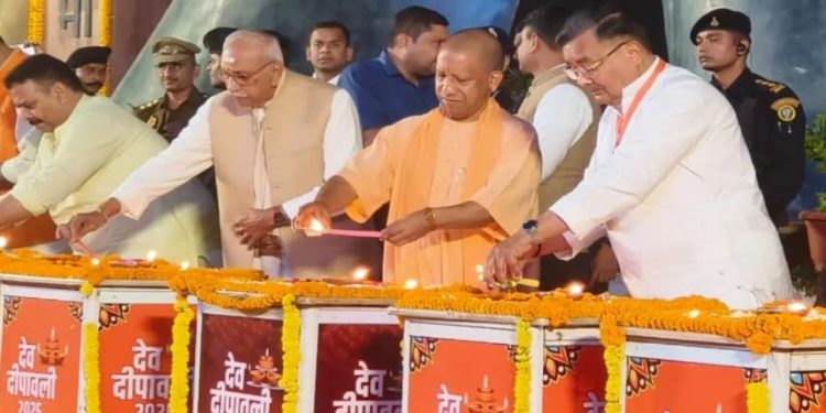 देव दीपावली पर काशी में दिव्य नजारा, सीएम योगी ने नमो घाट पर की शुरुआत, 15 लाख दीयों से जगमगाई नगरी