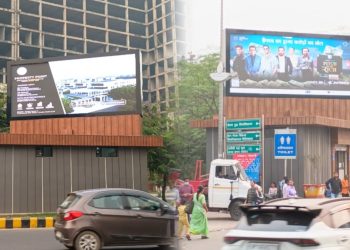 ग्रेटर नोएडा में बीओटी एजेंसी की मनमानी! शौचालयों पर फ्लेक्स की जगह एलईडी स्क्रीन से एडवर्टाइजमेंट, प्राधिकरण को हो रहा लाखों का नुकसान